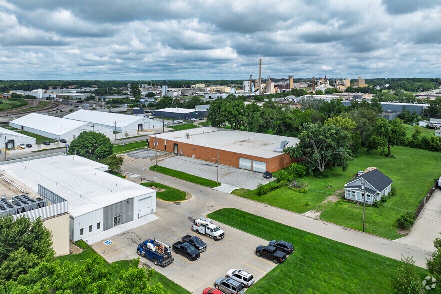 More Photos Of 2701 Delaware Ave, Des Moines Warehouse For Sale