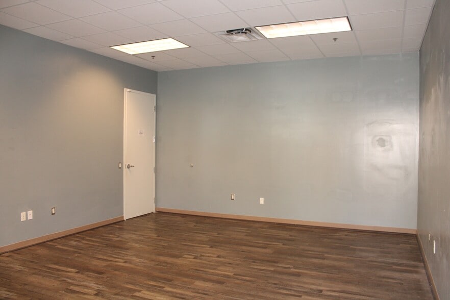 More Photos Of 12960 Commerce Lakes Dr, Fort Myers Warehouse For Sale