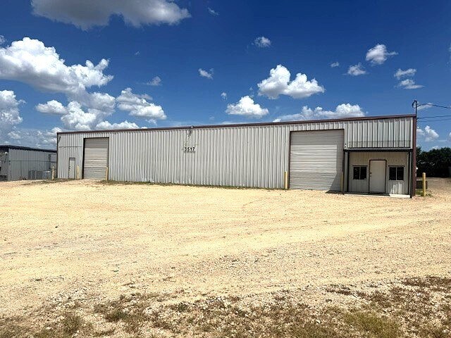 Primary Photo Of 3517 W Highway 90, Seguin Warehouse For Lease