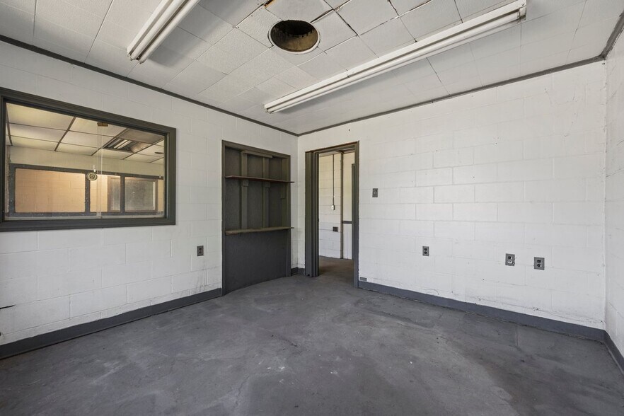 More Photos Of 1901 Old Butler Rd, New Castle Warehouse For Sale