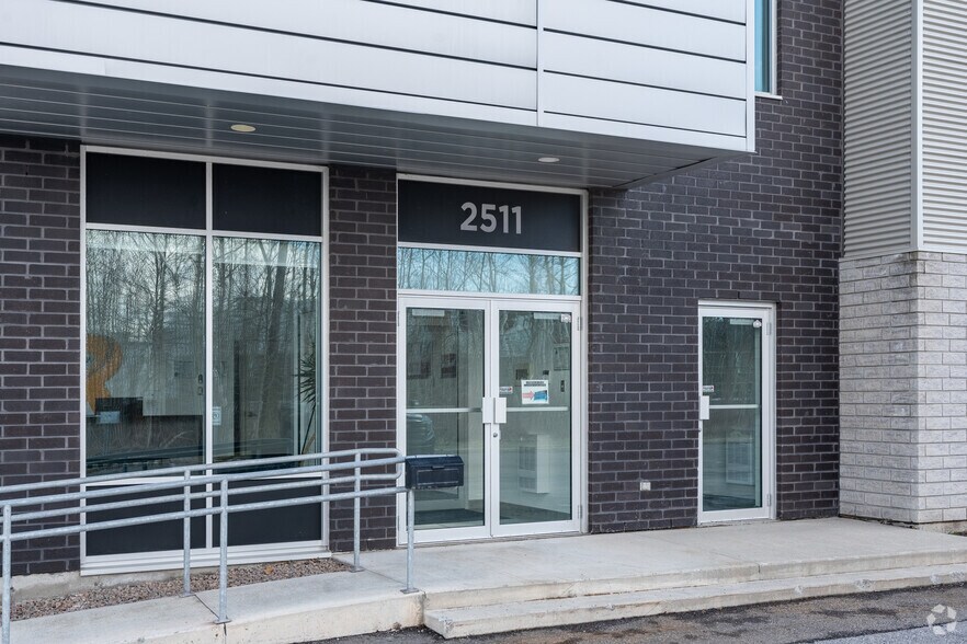 More Photos Of 2511 Boul Du Parc-Technologique, Québec Manufacturing For Sale
