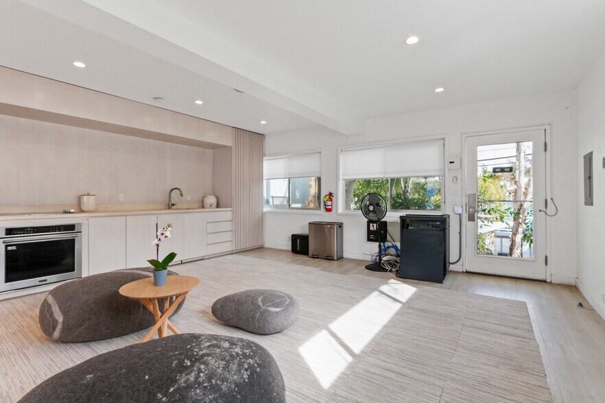 More Photos Of 1423 Abbot Kinney Blvd, Venice General Retail For Sale
