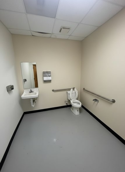 More Photos Of 901-965 Northwest Blvd, Winston-Salem Flex For Lease