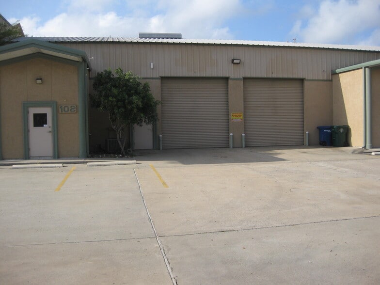 More Photos Of 3814 Acushnet Dr, Corpus Christi Light Manufacturing For Lease