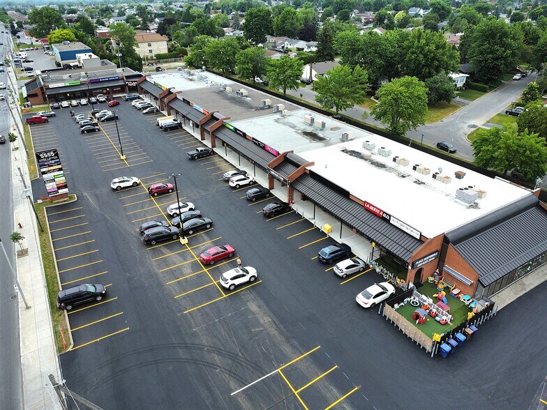 More Photos Of 5555 Boul Des Laurentides, Laval General Retail For Lease
