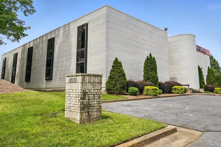 More Photos Of 8030 Arrowridge Blvd, Charlotte Office For Sale