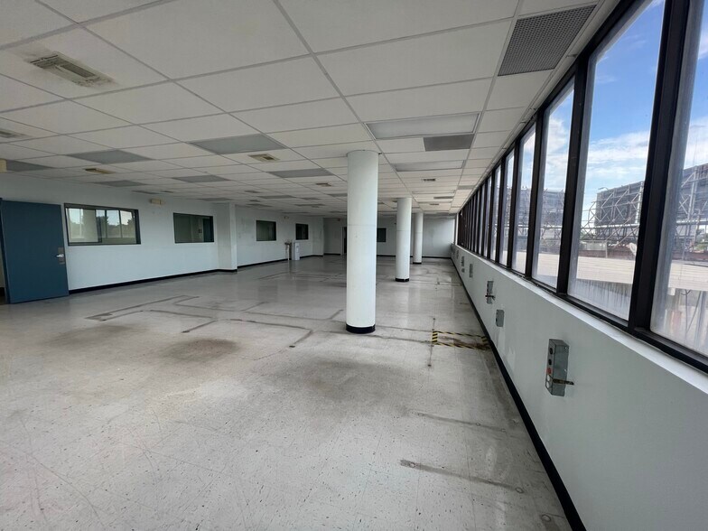 More Photos Of 2700 NW 36th St, Miami Office Residential For Lease
