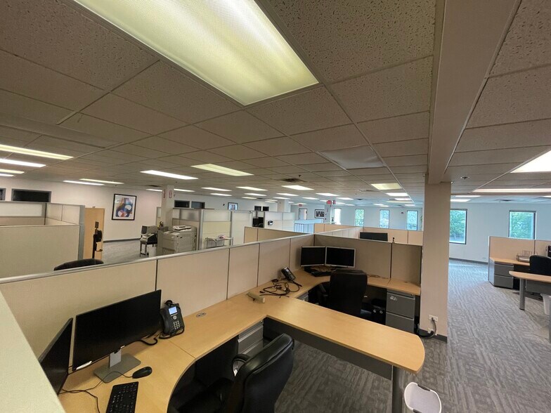 More Photos Of 555 Huehl Rd, Northbrook Service For Lease