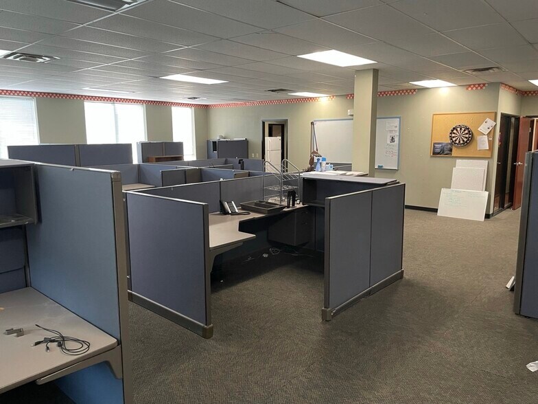 More Photos Of 6615 Vaught Ranch Rd, Austin Office Residential For Lease