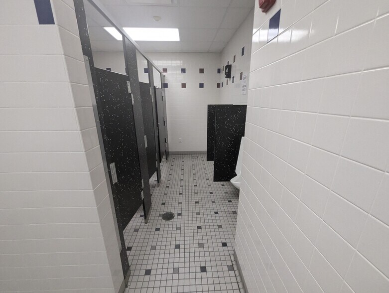 More Photos Of 3107 Shelby St, Harlan Office For Sale