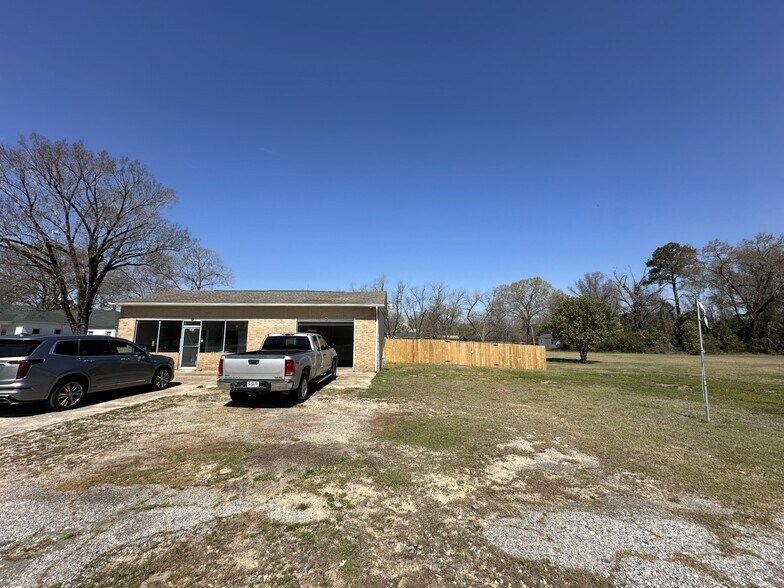 More Photos Of 201 King E st, Bethune Showroom For Lease