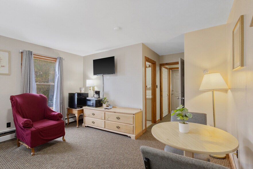 More Photos Of 180 E 10th St, Oswego Hotel For Sale