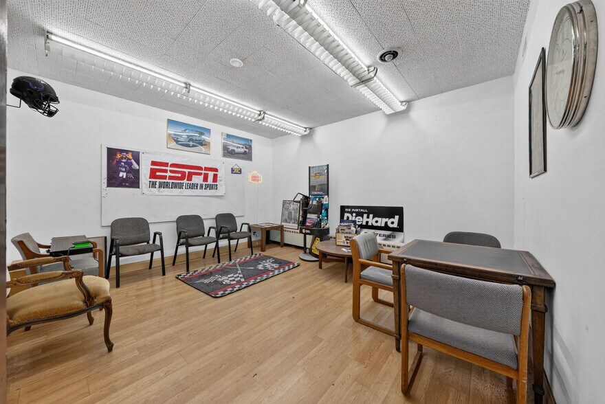 More Photos Of 5009 Xerxes Ave S, Minneapolis Auto Repair For Sale