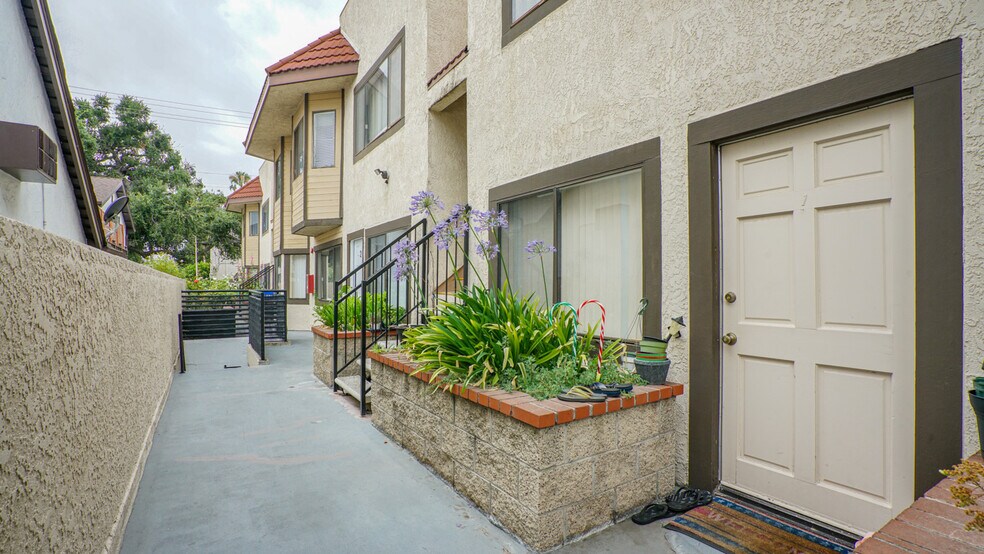 More Photos Of 517 Fischer St, Glendale Apartments For Sale