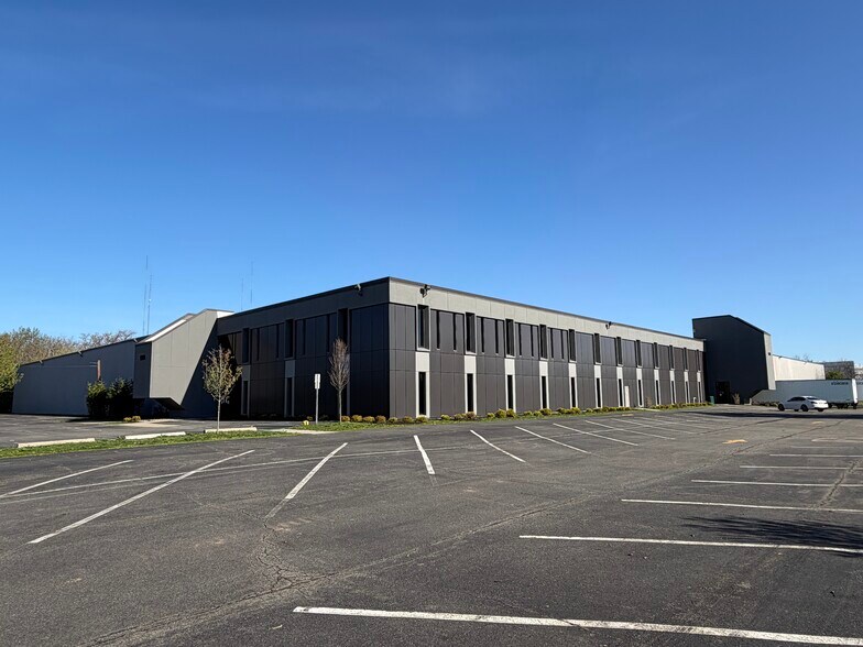 More Photos Of 1201 Valley Brook Ave, Lyndhurst Warehouse For Lease
