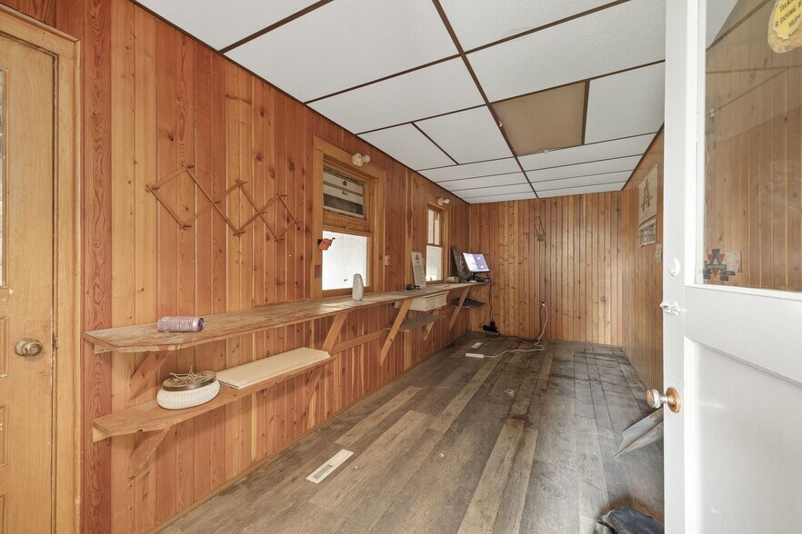 More Photos Of 802 E Nodaway St, Oregon Flex For Sale