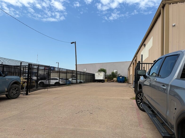 More Photos Of 2215 Solona St, Haltom City Warehouse For Sale