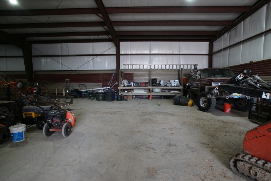 More Photos Of 8515 S Regency Dr, Tulsa Warehouse For Lease