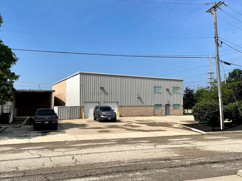 More Photos Of 10691 Kenwood Rd, Cincinnati Showroom For Lease