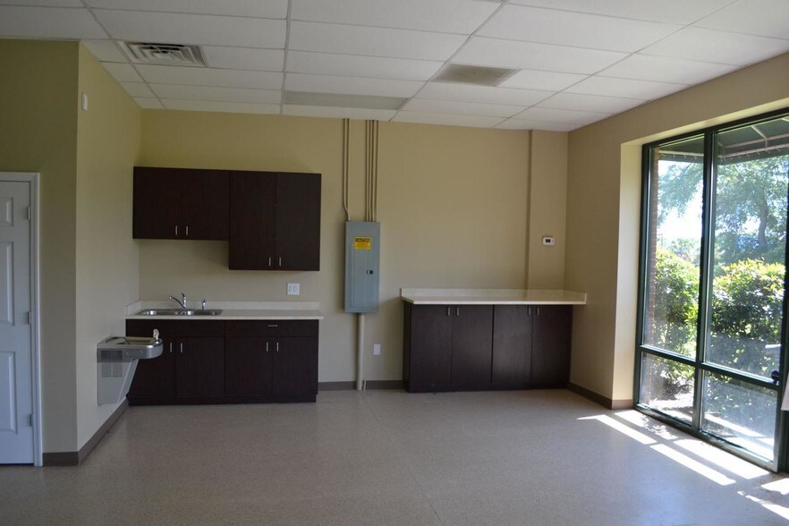 More Photos Of 412 Drive In Ln, Moncks Corner Freestanding For Lease