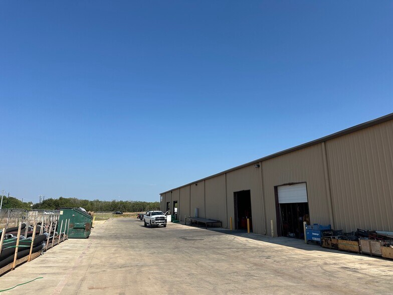 More Photos Of 19940 I-37, Elmendorf Warehouse For Lease