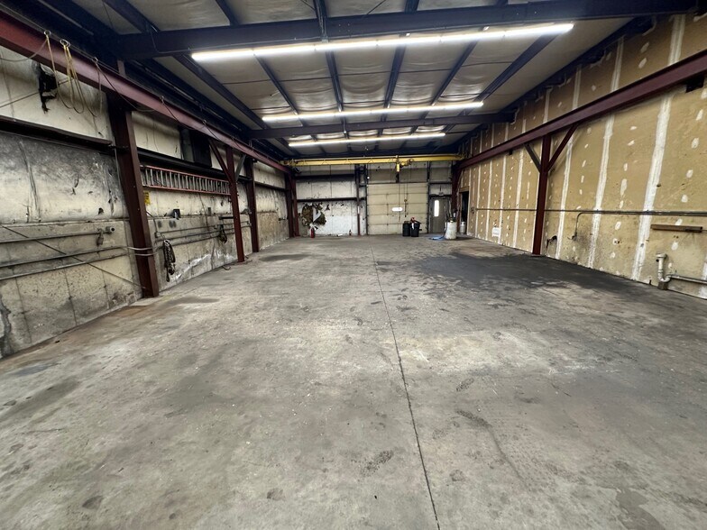 More Photos Of 21 Overlook Dr, Hamden Distribution For Lease