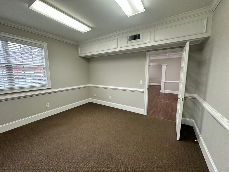 More Photos Of 327 Dahlonega St, Cumming Medical For Sale