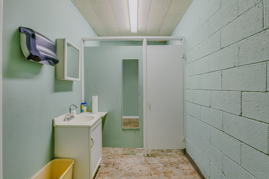 More Photos Of 1000 Gilway St, Holly Hill Light Distribution For Sale