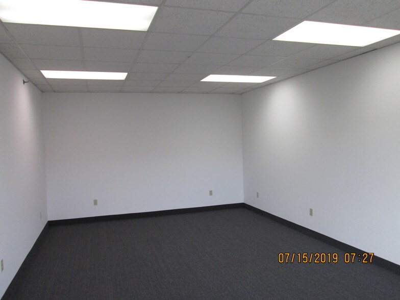 More Photos Of 211 Gates Rd, Little Ferry Flex For Lease