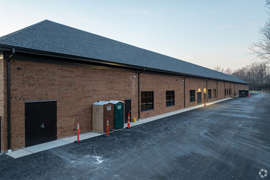 More Photos Of 8075 Town Centre Dr, Broadview Heights Flex For Lease