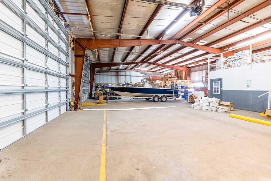 More Photos Of 101 Menard Rd, Houma Light Manufacturing For Lease