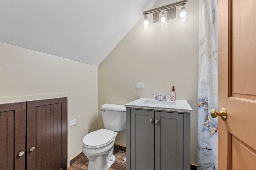 More Photos Of 126 S Main St, Gilman Showroom For Sale