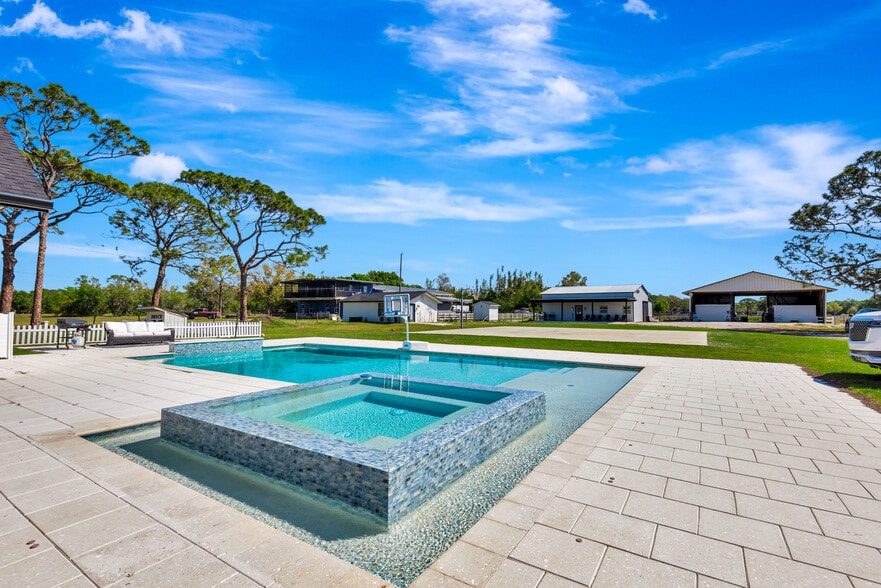 More Photos Of 2400 Lorraine Rd, Sarasota Horse Stables For Sale