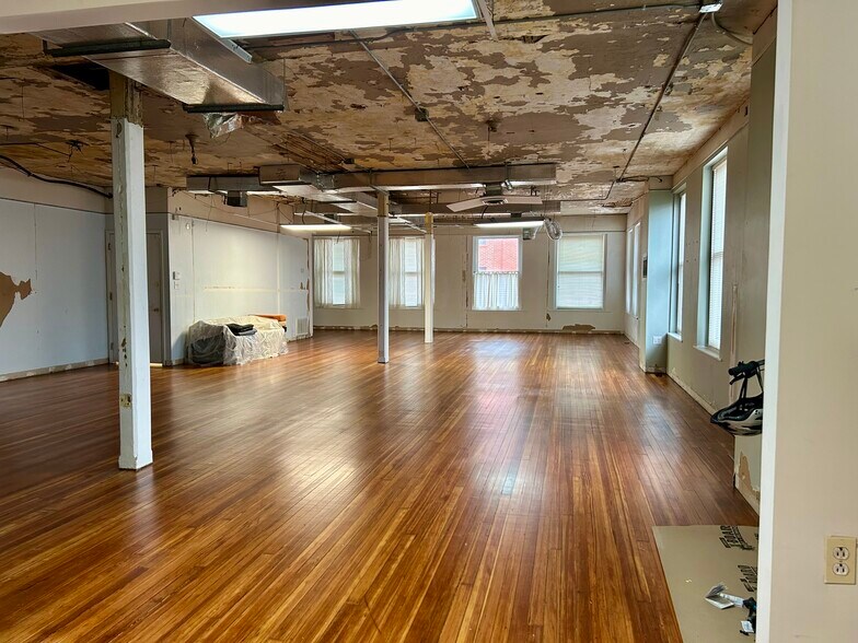 More Photos Of 1138-1140 W Hollins St, Baltimore Storefront Retail Office For Lease