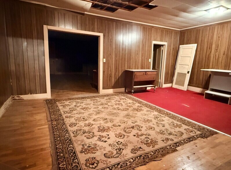 More Photos Of 130 E Main St, Marion Storefront For Sale