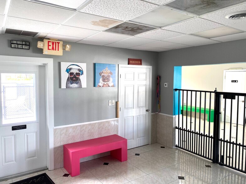 More Photos Of 3910 NW 49th St, Tamarac Veterinarian Kennel For Sale