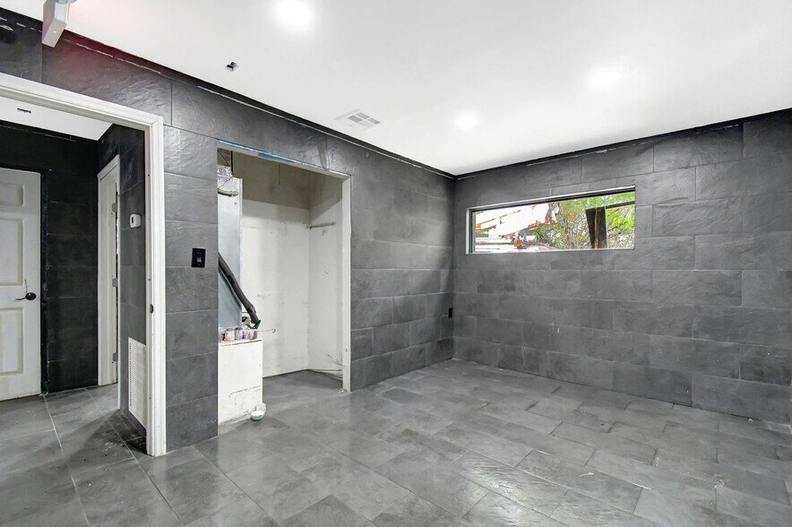 More Photos Of 2160 NW 24th St, Fort Lauderdale Auto Dealership For Sale