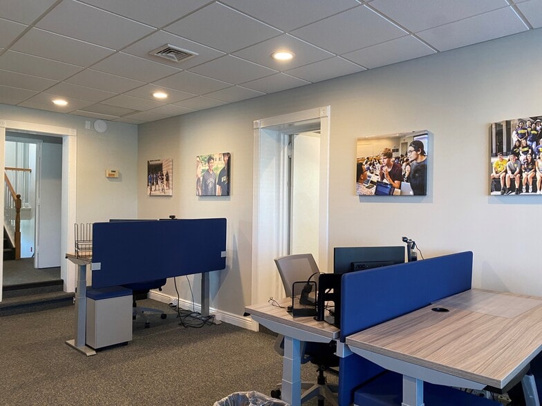 More Photos Of 1326 Old Northern Blvd, Roslyn Office For Lease