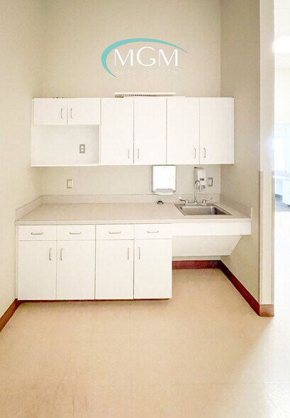 More Photos Of 1652 E Houston St, Beeville Healthcare For Lease