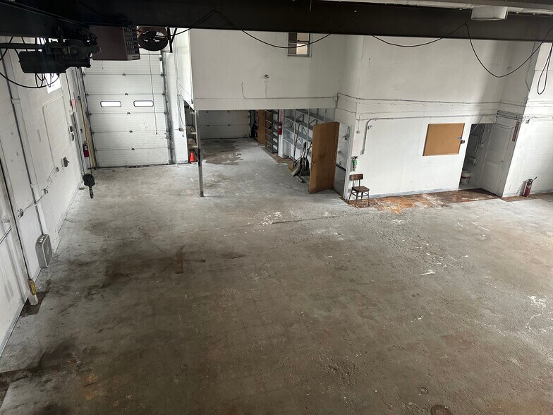 More Photos Of 180 Sargeant Ave, Clifton Warehouse For Lease