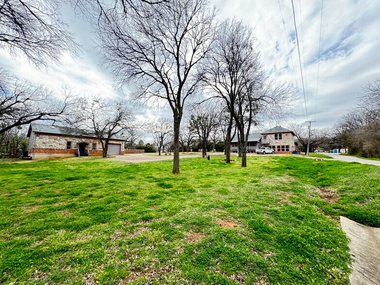 More Photos Of 703 Main St, Lake Dallas Showroom For Sale