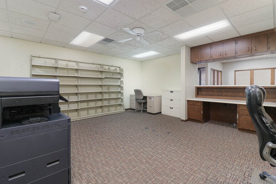 More Photos Of 725 S 14th St, Pekin Medical For Sale