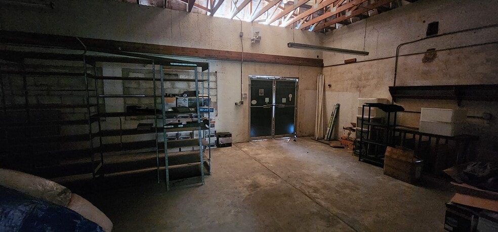 More Photos Of 284 S Center St, Pierson Auto Repair For Lease