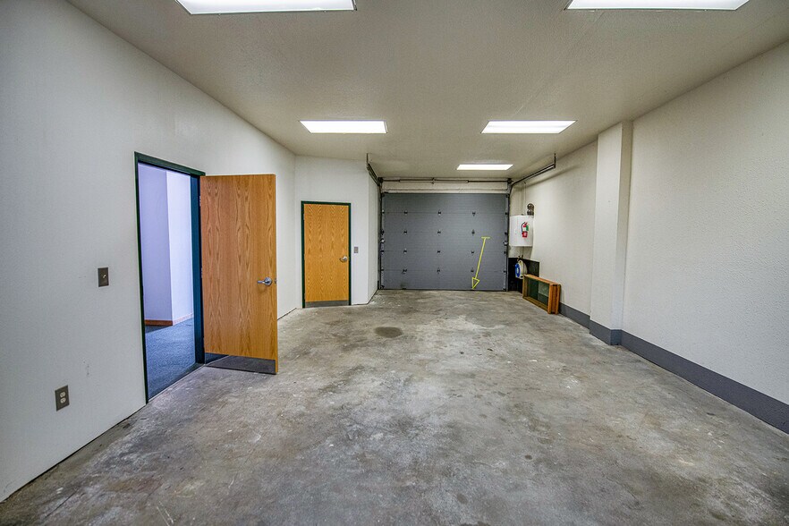 More Photos Of 327 SE 80th Ave, Portland Auto Repair For Sale
