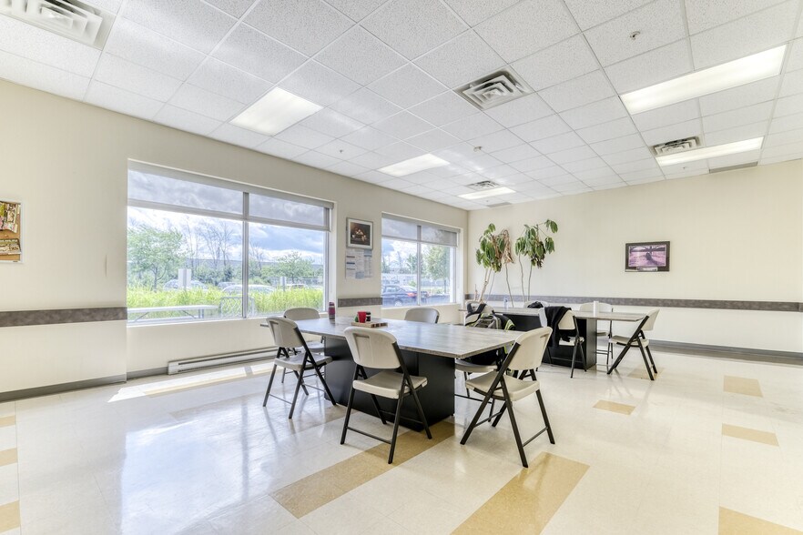 More Photos Of 401 Rue Marie-Curie, Vaudreuil-dorion Warehouse For Lease