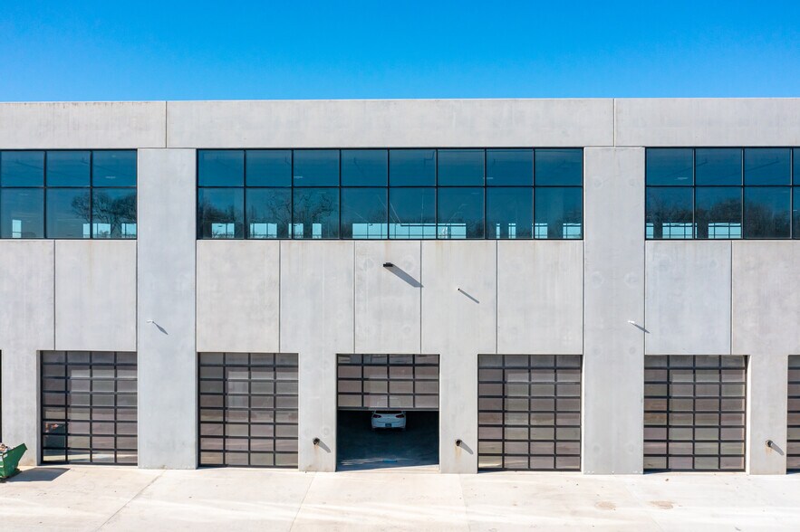 More Photos Of 2882 Lewis Centre Way, Urbancrest Warehouse For Lease