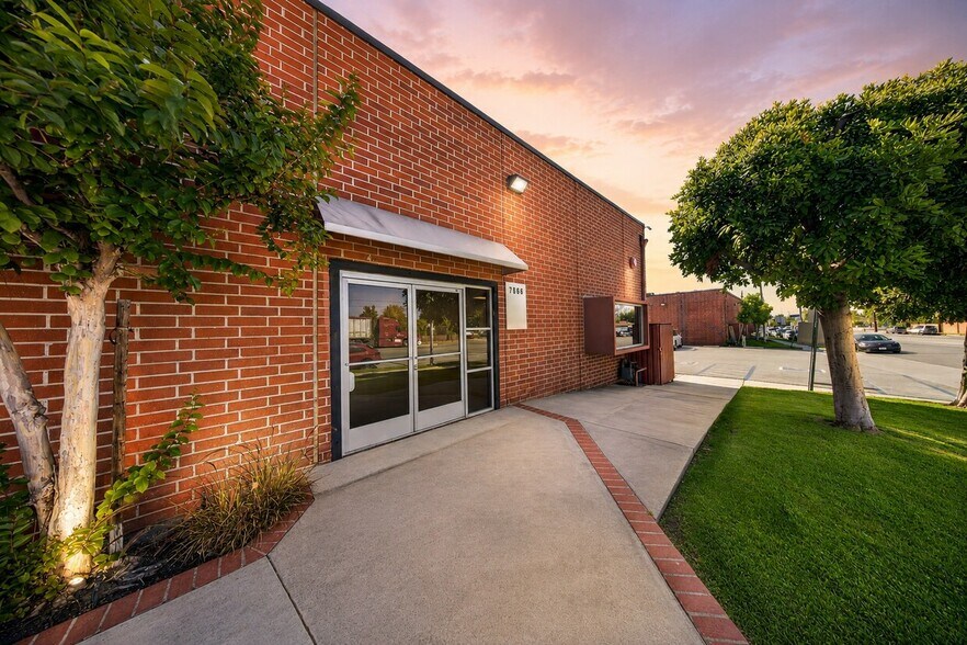 More Photos Of 7608-7684 N Clybourn Ave, Sun Valley Light Manufacturing For Sale