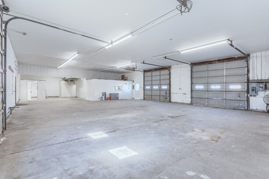 More Photos Of 600 W Main St, Whitesboro Light Manufacturing For Lease