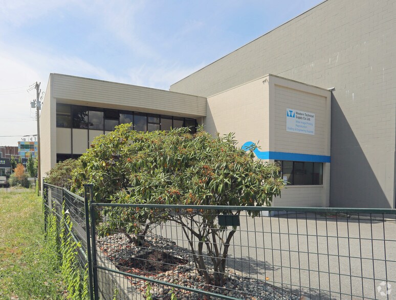 More Photos Of 843 15th St, North Vancouver Warehouse For Lease