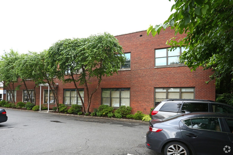 More Photos Of 10 Mitchell Pl, White Plains Office For Lease